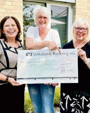 Die Spende übergaben Helga Kolck (r.) und Manuela Wecker (l.) an Angelika Köster.