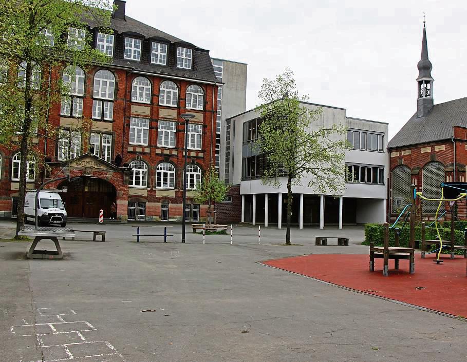 Schön ist anders: Der Tornado hat auf dem Schulhof der Schule im Grünen Winkel eine Spur der Verwüstung hinterlassen. Im Herbst soll der (noch Asphalt-graue und in die Jahre gekommene) Pausenplatz ordentlich aufgehübscht werden. Foto: Löseke