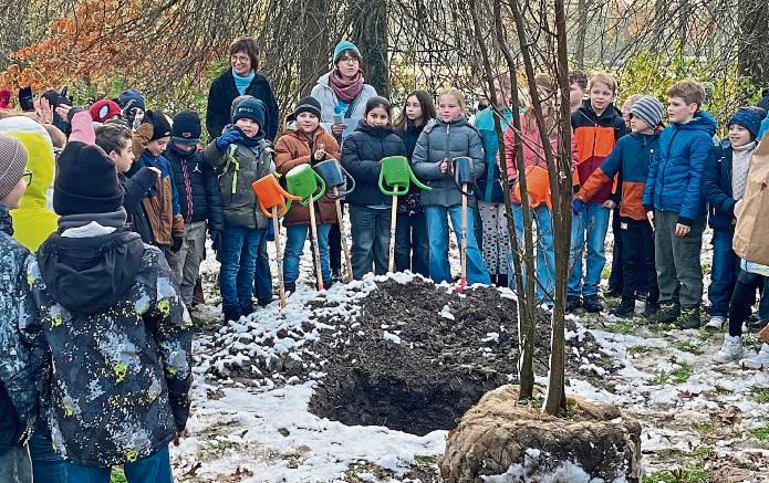 Über 70 Kinder sind im Grünen Winkel der Einladung der Unicef-AG Lippstadt gefolgt und haben „ihren“ Kinderrechte-Baum eingepflanzt.