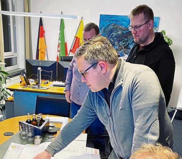 Bürgermeister Hendrik Henneböhl verschaffte sich während der Feiertage mit weiteren Mitarbeitern der Verwaltung einen Überblick über die Hochwasser-Lage.