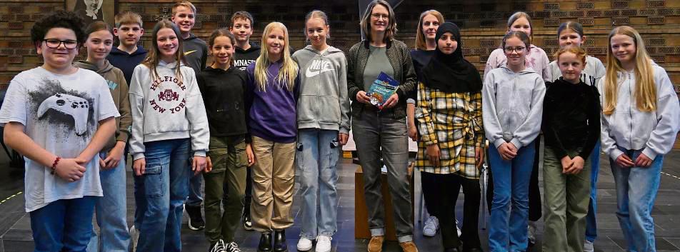 Die Klasse 6 der Marienschule folgte gebannt der interaktiven Lesung mit der Autorin Anne Becker (Mitte) aus „Die beste Bahn meines Lebens“.