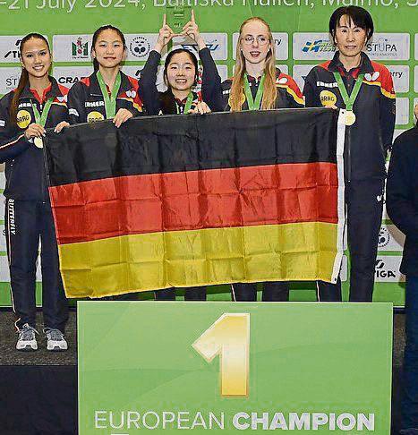 Souveräner Titelträger: Deutschlands U15-Mädchen mit (v.l.) Bao Chau Elisa Nguyen (kam nicht zum Einsatz), Lisa Wang, Koharu Itagaki, Josephina Neumann und Bundestrainerin Jie Schöpp gewannen Gold bei der EM in Malmö. Foto: ETTU