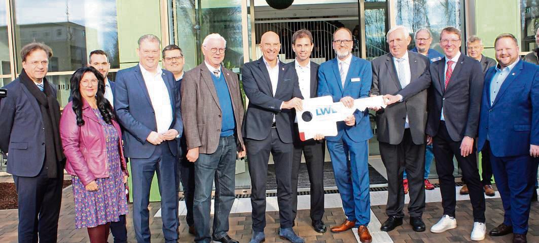 Die offizielle Schlüsselübergabe erfolgte vor dem Eingang der neuen Pflegeschule. Im Anschluss konnten Gäste die Räumlichkeiten besichtigen. Foto: Soraya Dietz