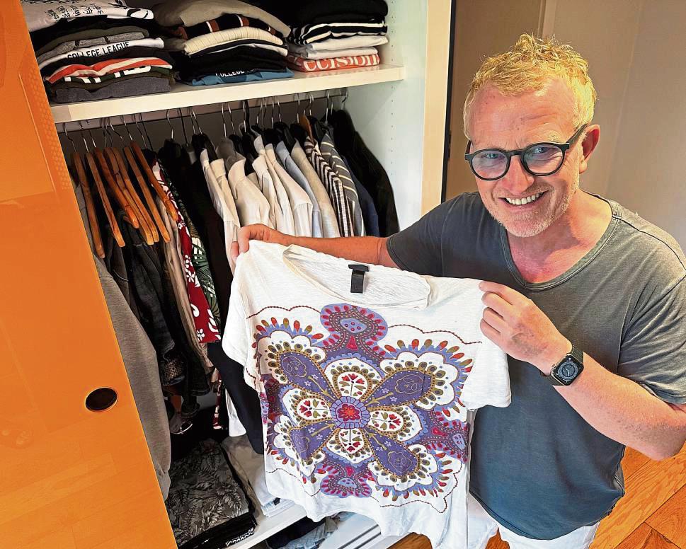 T-Shirt-Liebe auf den ersten Blick: Das T-Shirt hat Josef Kriener vor 15 Jahren in Dubai erstanden. Ehefrau Moni wollte es schon aussortieren. Er hat’s gerettet. Foto: Cegelski