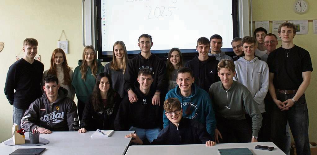 Unter anderem die Schüler des Sowi-Grundkurses des Evangelischen Gymnasiums erzählen, wo sie sich für die Wahl informieren. Foto: Mintert