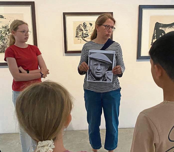 Auf den Spuren des Dreigestirns: Antje Mengelkamp führte die Museumschecker durch die Sonderausstellung.