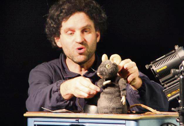 Puppenspieler Leo Mosler mit seinem Hauptdarsteller, der raumfahrenden Maus Armstrong. Foto: Wissing