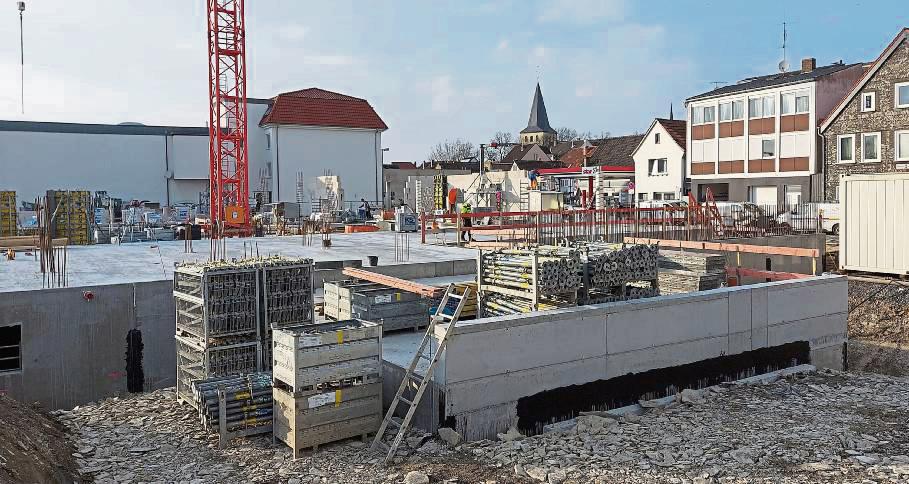 Auch Richtung Südertor tut sich was: Angrenzend an die Tanzschule Neitzke (im Hintergrund links) errichtet ein privater Investor den Neubau eines Seniorenheims, künftiges Domizil des heute noch an der Burgstraße ansässigen Burghofs. Foto: Heienbrok