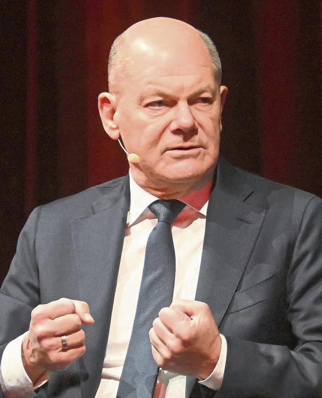 Energisch verteidigte Olaf Scholz am Freitagabend im Stadttheater seine Haltung im Ukraine-Krieg. Fotos: Tuschen