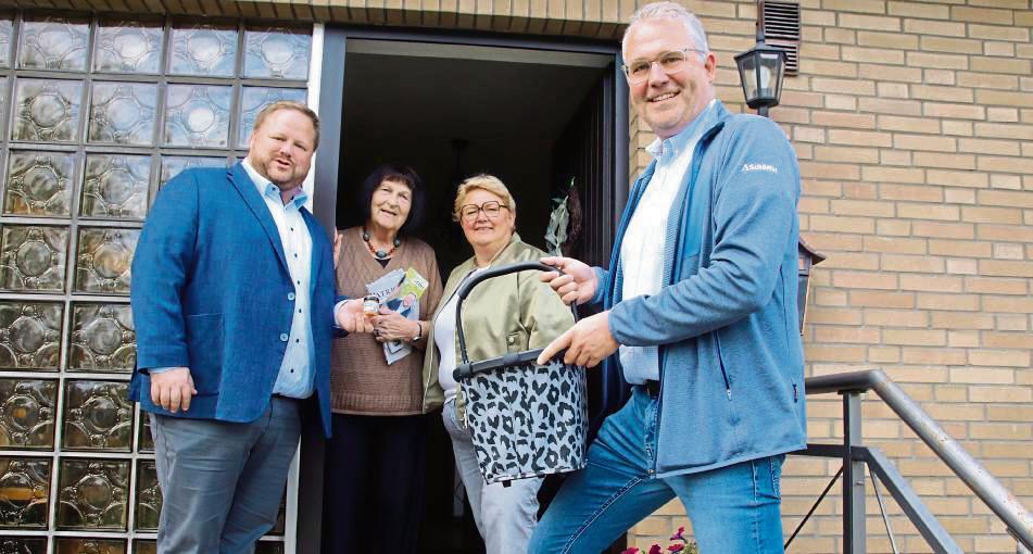 Überraschungsbesuch für Ute Zimmermann (2.v.l.): Als sie gerade die Zeitung rein holte, standen CDU-Landratskandidat Heinrich Frieling, Michaela Löblein-Kleine und Thomas Gerwin (v.l.) vor ihrer Haustür. Mitgebracht hatten sie ihr ein kleines Glas Honig. Fotos: Meschede