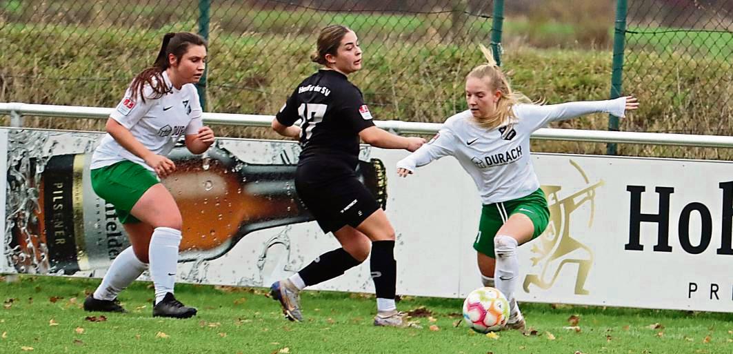 Vor einer hohen Hürde im Westfalenpokal stehen die Stirper Damen (in Weiß), die am Sonntag den Westfalenligisten DJK Arminia Ibbenbüren zu Gast haben. Foto: Uwe Feichtinger