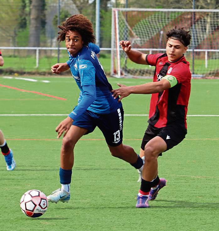 Den Spieß umdrehen wollen die B-Junioren des SV Lippstadt (in Schwarz-Rot) jetzt auf eigenem Platz gegen Eintracht Dortmund, nachdem man im Hinspiel nach schwacher Leistung nichts zu bestellen hatte. Foto: Feichtinger