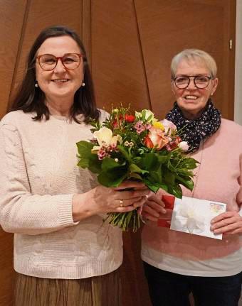Ursula Meier (l.) bedankt sich bei Johanna Stark im Namen der KWL.