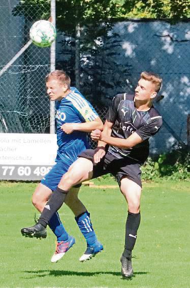 Beim 4:0 ließ der TuS Ehringhausen II (in Blau) den Gästen aus Mettinghausen keine Chance. Foto: Feichtinger