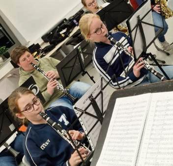 Sobald sie die Grundlagen des Instruments erlernt haben, spielen die neuen Musiker im Jugendorchester mit.