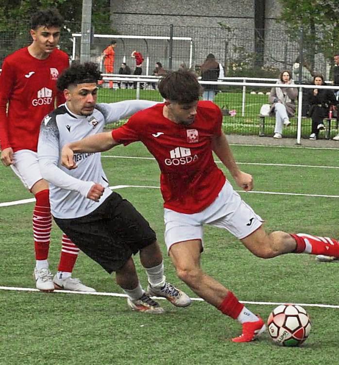 Die A-Junioren des SV Lippstadt (in Weiß) bleiben durch das 6:2 gegen RW Ahlen weiterhin im Meisterschaftsrennen. Einen Sahnetag erwischte Shayan Sadeghi. Foto: Dannhausen