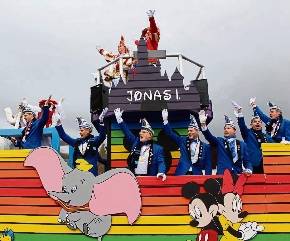 Prinz Jonas I. rollte auf dem Disney-Wagen aus Effeln durch Belecke (Bild rechts). Nicht ganz so bunt, dafür in Überschallgeschwindigkeit unterwegs ist die Uelder Landjugend beim Rosenmontagsumzug im Warsteiner Nachbarort auf ihrem Top Gun-Wagen. Fotos: Mintert Prinz Jonas I. rollte auf dem Disney-Wagen aus Effeln durch Belecke (Bild rechts). Nicht ganz so bunt, dafür in Überschallgeschwindigkeit unterwegs ist die Uelder Landjugend beim Rosenmontagsumzug im Warsteiner Nachbarort auf ihrem Top Gun-Wagen. Fotos: Mintert