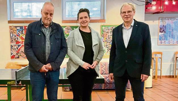 Eine Spende in Höhe von 2000 Euro für den Mittagstisch im Shalom haben jetzt Peter Graewe-Wöstemeier (l., Rotary Club Erwitte-Hellweg) und Johannes Althoff (Rotary Club Erwitte-Hellweg) an Christine Darabi, Sozialpädagogin im Jugendtreff Shalom, übergeben.