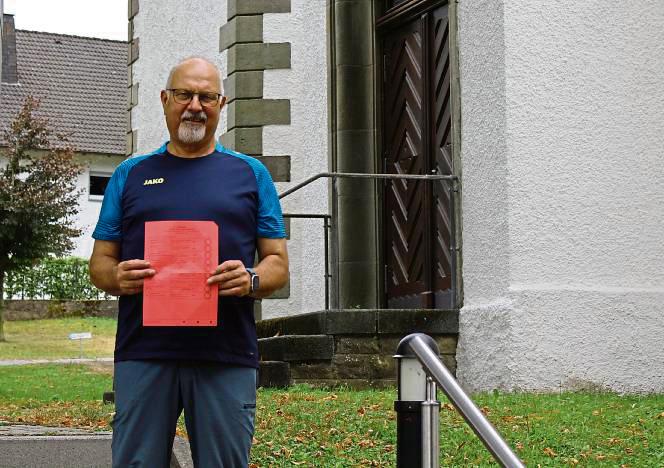 Ortsvorsteher Bernd Cordes erklärt, dass Drewer bei der Kreistagswahl einen anderen Kandidaten als die Rüthener wählt. Außerdem wählen die Dreweraner erstmalig unter der Kirche. Foto: Pia Mintert