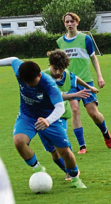 Nerven zeigten die A-Junioren des SCL (in Blau) bei der 4:5-Niederlage in Lipperbruch. Und so wurde es nichts aus der vorzeitigen Meisterschaft. Foto: Dannhausen