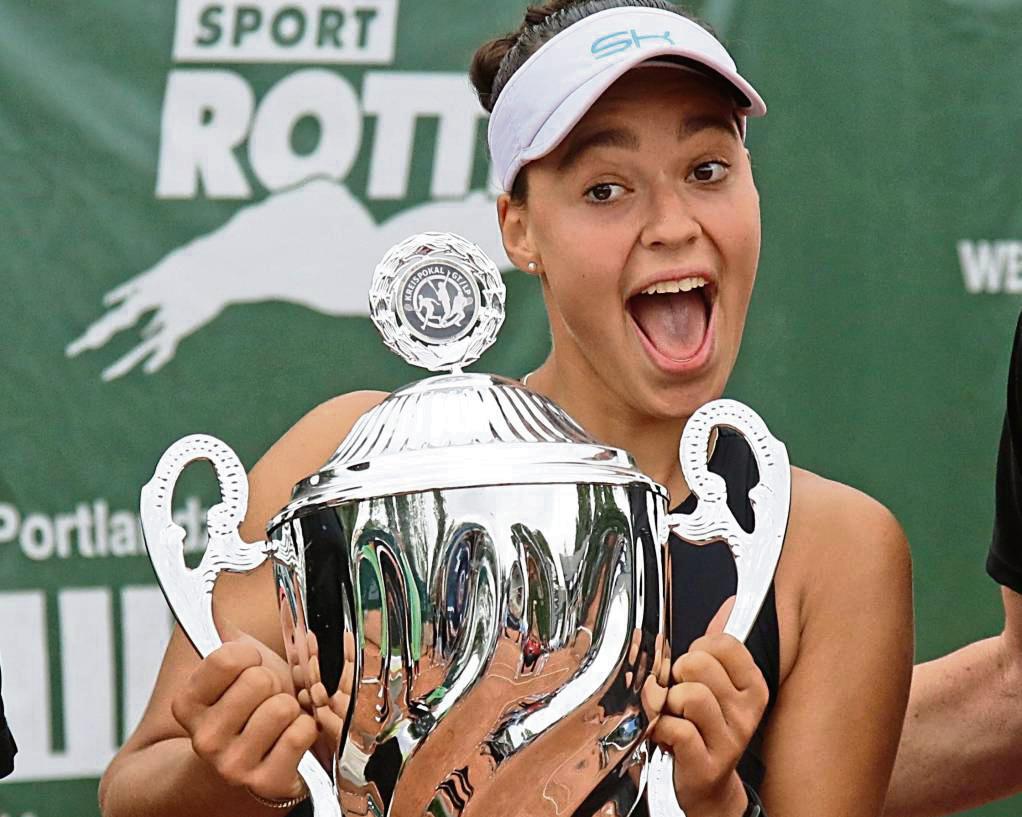 Einfach nur happy. Tessa Johanna Brückmann heißt die Siegerin der 5. Erwitte Open. Die Hamburgerin diktierte im Finale gegen die Französin Alice Tubello über weitere Strecken das Geschehen und siegte vor rund 250 Zuschauern souverän in zwei Sätzen. Foto: Wiegand