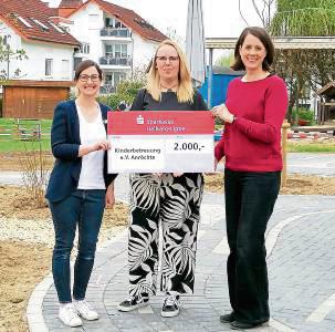 Den symbolischen Scheck übergab Kirsten Braun (Sparkasse) an Nadine Bürger und Jennifer Pohle.