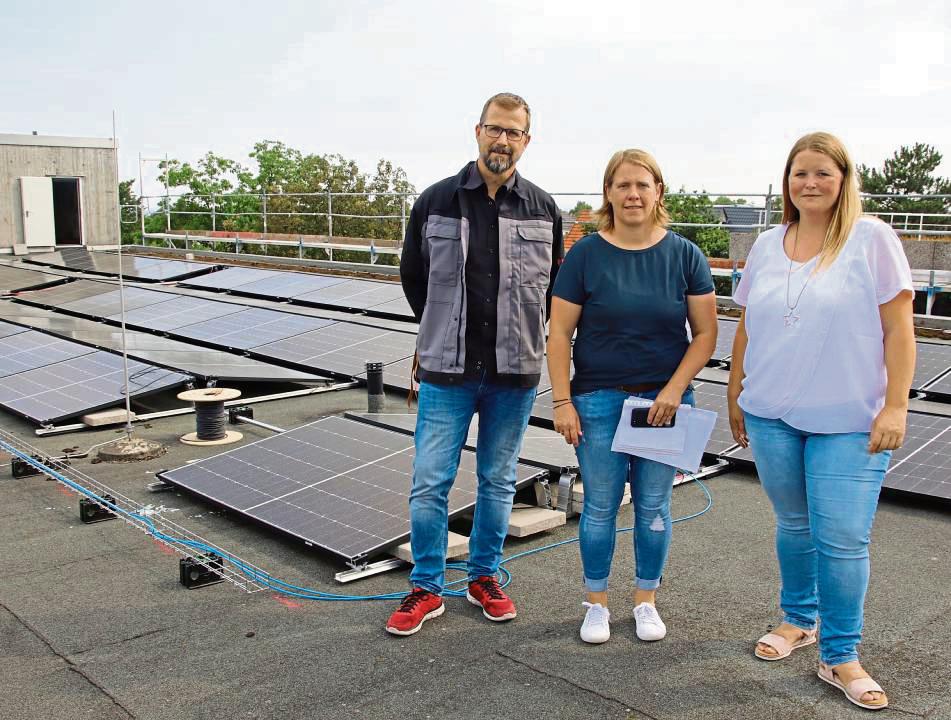 Photovoltaik auf dem Dach der Sekundarschule: Energiemanager Thomas Borgschulte, Gebäudemanagerin Dorothé Schlüter und Hauptamtsleiterin Alexandra Falkenau (v.l.) schauten sich die Baustelle auf dem Dach an. Foto: Meschede