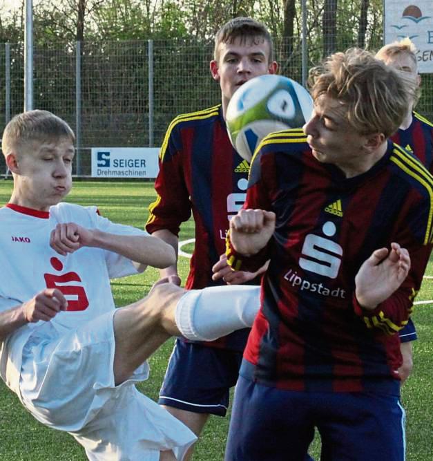 Die JSG Rixbeck/Dedinghausen (dunkle Trikots) musste den 2:2-Ausgleichstreffer gegen Westfalia Soest II in der Nachspielzeit schlucken. Foto: Dannhausen