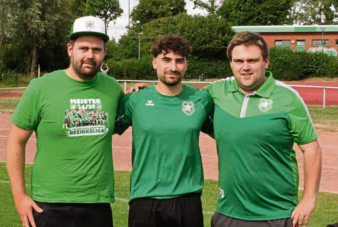 Neuland ist die Bezirksliga für Cappels Coach Andre Barth (l.), der mit seinem Bruder und Co-Trainer Philipp Barth (r.) Constantinos Vavitsas als Neuzgang begrüßte. Foto: Schlink