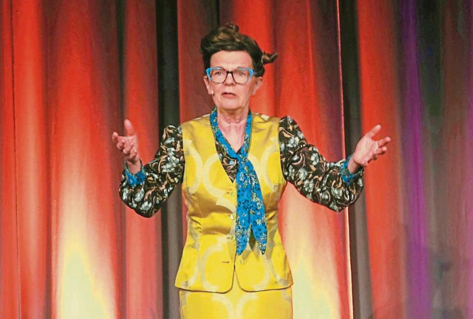 Die Künstlerinnen Frieda Braun und Ingrid Kühne (Foto unten) sind der Anfang einer Reihe von Kulturveranstaltungen in der Rüthener Stadthalle. Foto: Kloer