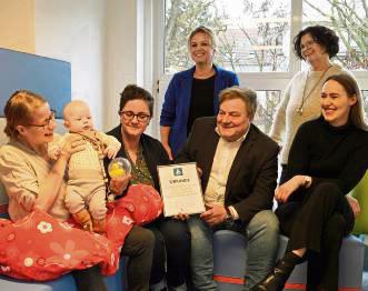 Ab sofort darf sich Lippstadt „Stillfreundliche Kommune“ nennen: Das Zertifikat wurde jetzt vom Hebammenverband übergeben.