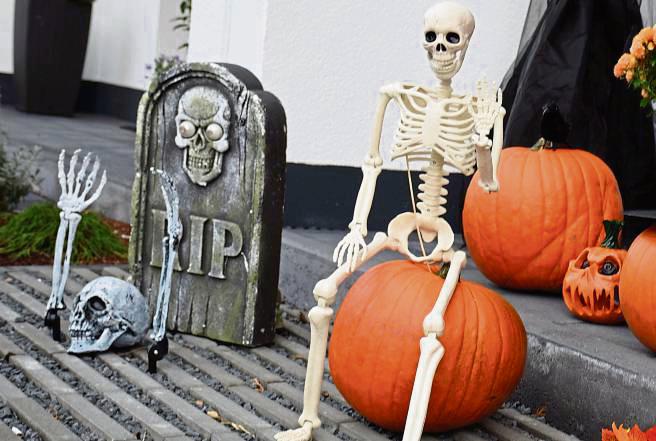 Die Kürbisse sind echt – das Skelett natürlich nicht.