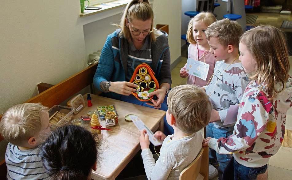 Erzieherin Anna Burmann zeigt den Kindern, wie eine Biene lebt. Foto: Löseke
