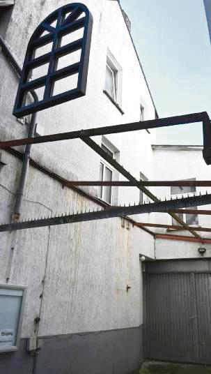 Der Eingangsbereich der ehemaligen Lippstädter Synagoge mit dem in Fensterform gestalteten Kunstwerk von Lynne Leegte. Foto: Tuschen