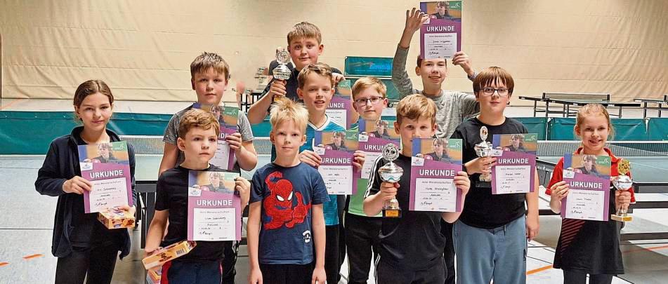 Zeigt her eure Pokale und Urkunden! Auch beim TTK Anröchte wurden jetzt wieder die neuen Tischtennis-Minimeister ermittelt.