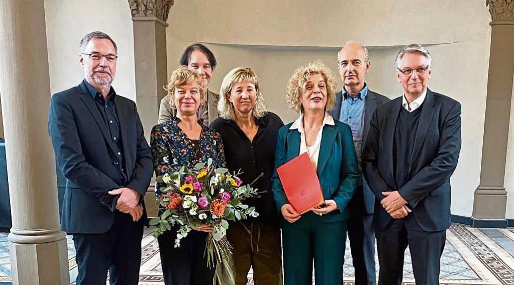 Die Schädlich-Töchter Susanne (3.v.r.) und Anna (2.v.l.) bei der Preisverleihung, begleitet von den Jurymitgliedern (v.l.) Prof. Norbert Eke, Christoph Motog, Ines Geipel, Dr. Matthias Kornemann und Prof. Hans-Jörg Czech. Foto: Dierk Hartleb