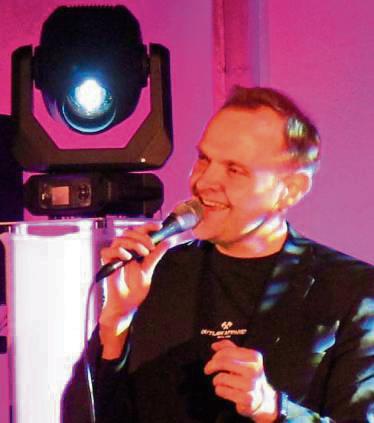 Tobias Levenig singt und sammelt Spenden. Foto: Biermann