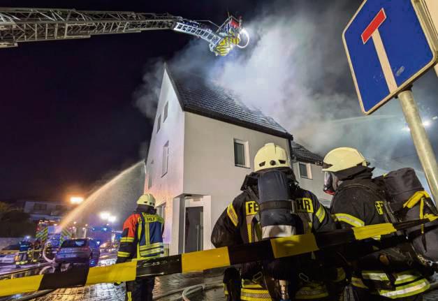 Löscharbeiten von allen Seiten und aus der Luft. Fotos: Wapelhorst
