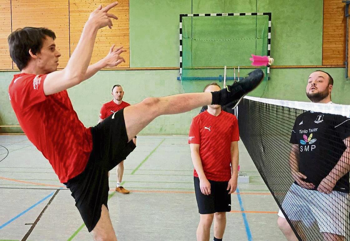 Für Angreifer Philipp Münzner ging Kai Sauermann (l.) für den TV Lipperode ans Netz. Die heimischen Federfußballer legten in Hagen einen durchwachsenen Start in die neue Bundesliga-Saison hin.