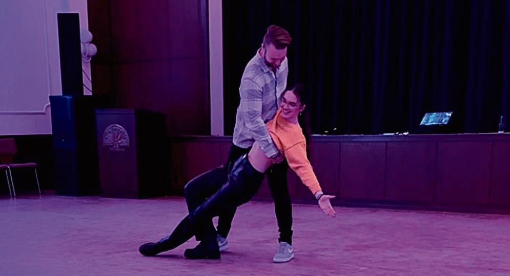 Bachata-Workshop zur Latin-Night: Luise Esau (hier mit ihrem Tanzpartner) und Tanzlehrerin Sandra (TSC Castell) zeigen am Samstag die Bachata-Grundschritte.