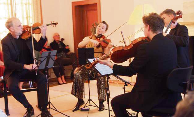 Das Signum Quartett im Museum Abtei Liesborn (v.l.): Florian Donderer (Violine), Annette Walther (Violine), Xandi van Dijk (Viola) und Thomas Schmitz (Violoncello). Foto: Wissing