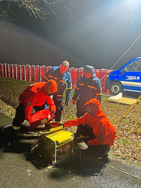 Machen die Nacht zum Tag: Einsatzkräfte des THW im Hochwasser-Einsatz an der Holzstraße in Cappel. Dort leuchteten sie unter anderem die Einsatzstelle aus. Der Fachberater unterstützte ebenfalls. Fotos: THW Lippstadt
