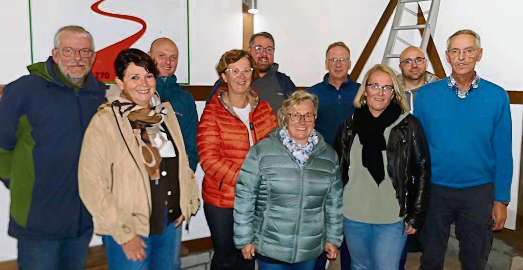 Der Vorstand von „Waltringhausen Aus Sympathie“ wird auch künftig für den Zusammenhalt in Waltringhausen sorgen: (v.l.) Josef Hoffmeier, Viola Schulte-Dauck, Christian Zadach, Silke Huneke, Alexander Koch, Kerstin Methe, Gregor Sprink, Anja Pöppelbaum, Emanuel Aßhoff und Ex-Vorsitzender Heinrich Berglar. Foto: Priesnitz