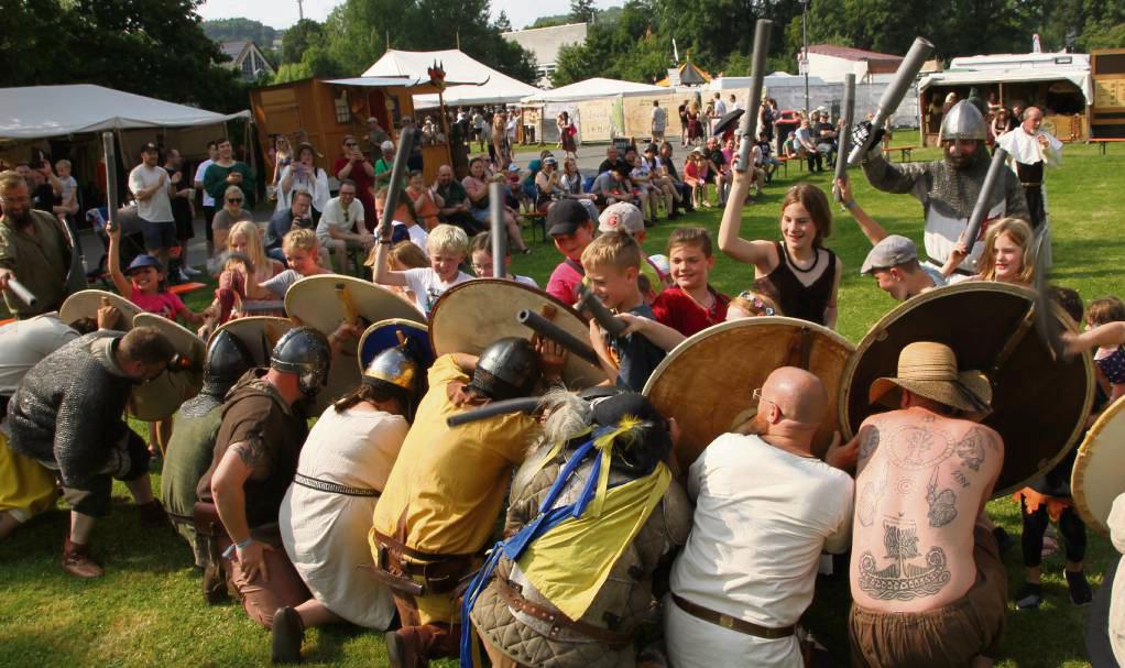 Wo ist der Kirchenschatz? Riesenspaß beim Spiel „Kinder gegen Ritter“. Foto: Büttner