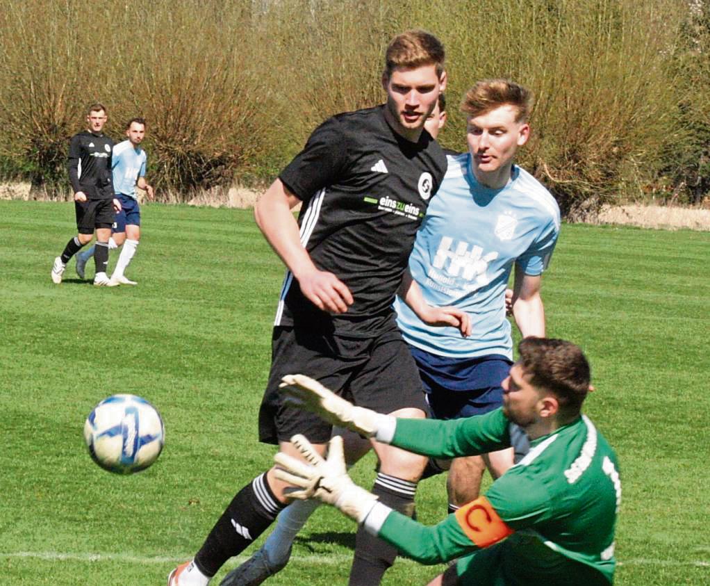 Eine Punkteteilung, die keinem weitergeholfen hat: Der SuS Bad Westernkotten II (schwarze Trikots) rangiert weiterhin einen Zähler vor dem FC Mönninghausen auf Tabellenplatz 15. Heute erwarten die Kurortler zum Nachholspiel die SG Sendenhorst. Foto: Schlink