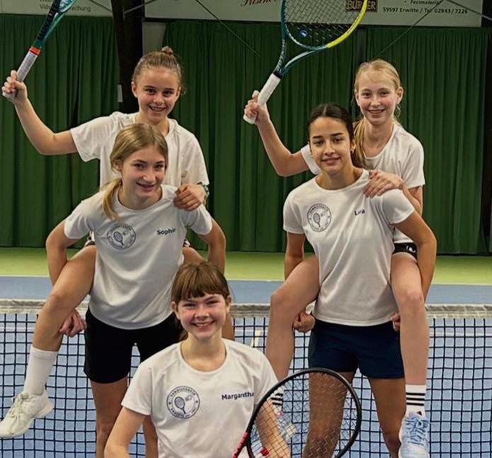 Eine bärenstarke Saison in der Westfalenliga spielten die U15-Juniorinnen des TV Erwitte mit Margaretha Rutkowski (vorne) Sophie Stiens, Lara Cernea (Mitte v.l.) Sophia Burrattini und Charlotte Gellhaus (h.v.l.). Es fehlt Sara Tepeneu.