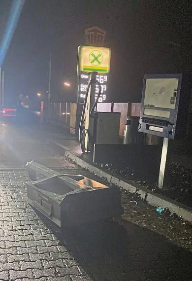 Am Tankautomaten waren die Diebe noch gescheitert, den Zigaretten-Automaten aber rissen sie erfolgreich aus der Bodenverankerung. Foto: Polizei
