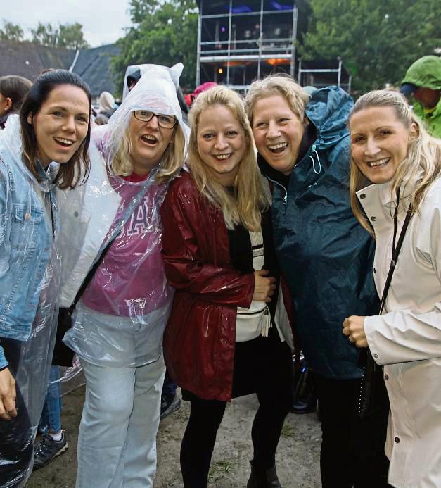 Hatten viel Spaß beim Konzert an der Dreckburg (v.l.): Maike, Kirsten, Sandy, Miriam und Sandra.