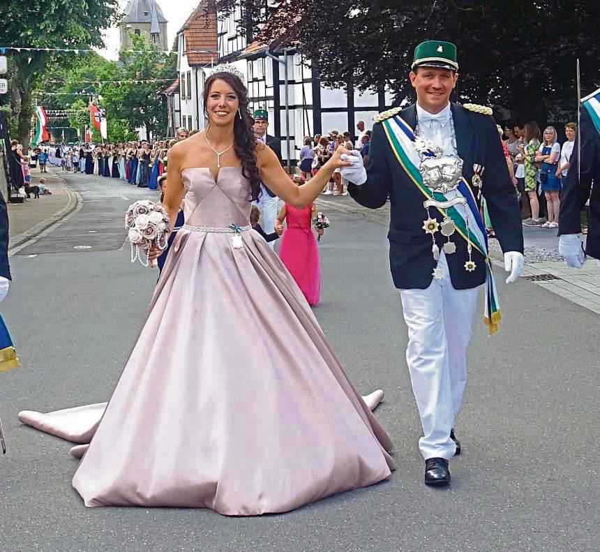 Daniel und Kathrin Plöger sind das Königspaar der Bürgerschützen – und wurden begeistert gefeiert. Fotos: Kloer