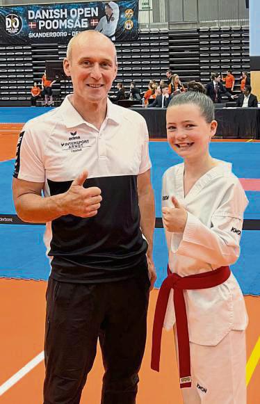 Gold bei ihrem ersten internationalen Turnier gewann Antonia Lobemeier (r.) vom Taekwondo-Verein Mastholte. Sichtlich stolz ist Trainer Ulli Vinnemeier.